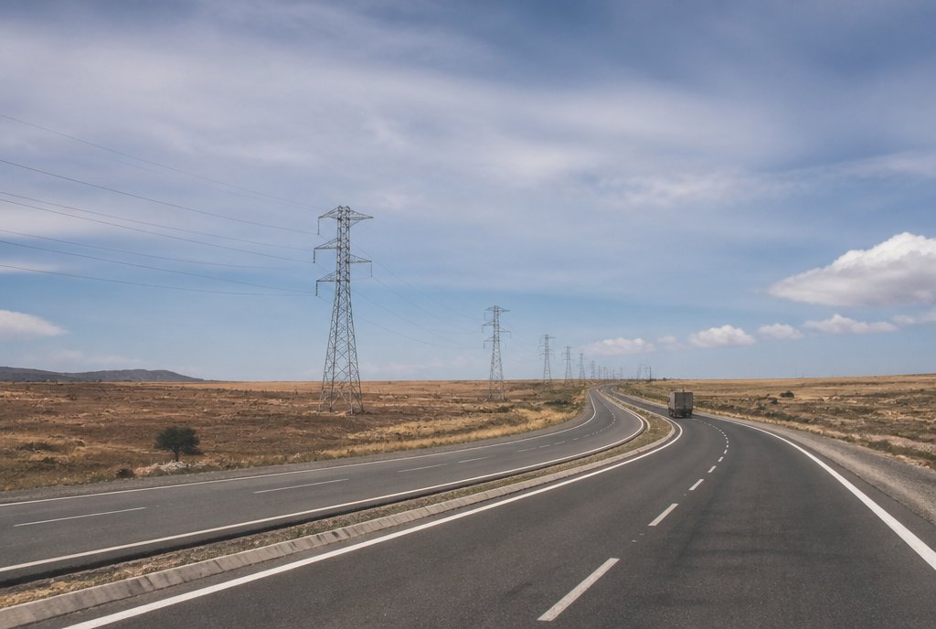 Neue Fernstrasse durch trockenes Land